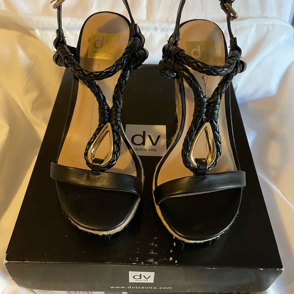 New pair of DV wedges no tags